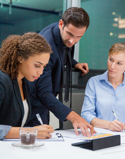 Profissionais reunidos em uma mesa de trabalho